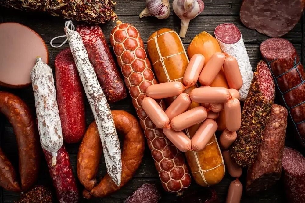 Жир, нитриты и усилители вкуса. Какая колбаса самая вредная и почему